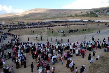 Şeyhin Düğününde En Uzun Sofrada Yemek Yiyen Müritler En Uzun Halayı Çekti