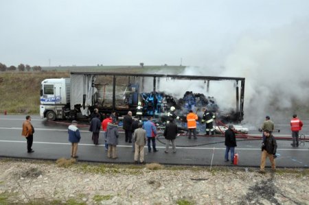 Seyir halinde tekeri patlayan TIR alev alev yandı