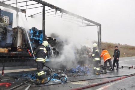 Seyir halinde tekeri patlayan TIR alev alev yandı