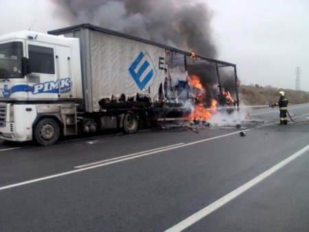 Seyir halinde tekeri patlayan TIR alev alev yandı