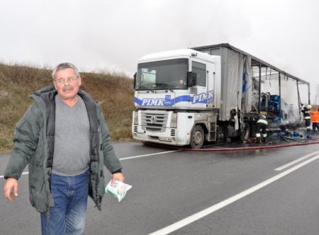 Seyir halinde tekeri patlayan TIR alev alev yandı