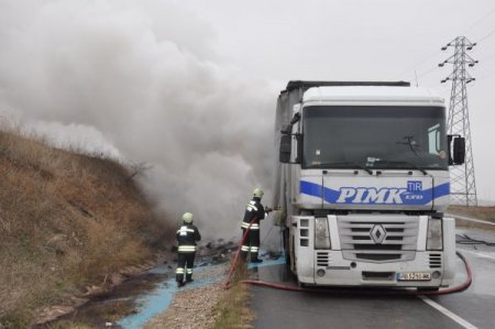 Seyir halinde tekeri patlayan TIR alev alev yandı