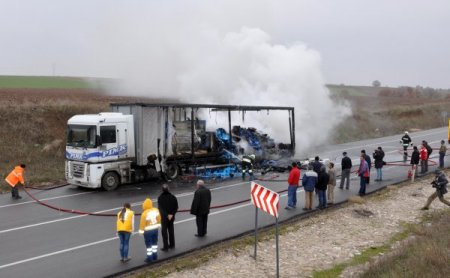 Seyir halinde tekeri patlayan TIR alev alev yandı