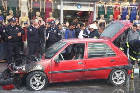 Seyir halindeki araç alev alev yandı