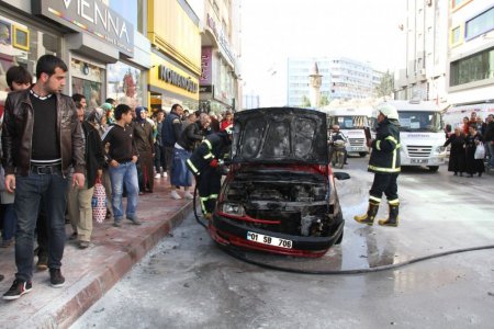 Seyir halindeki araç alev alev yandı