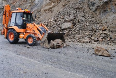 Seyir Halindeki Aracın Üzerine Kaya Parçası Düştü: 1 Yaralı