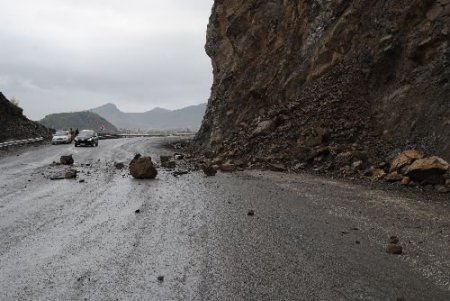 Seyir Halindeki Aracın Üzerine Kaya Parçası Düştü: 1 Yaralı