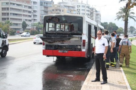 Seyir halindeki belediye otobüsi yandı