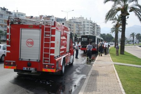 Seyir halindeki belediye otobüsi yandı