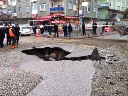 Seyir halindeki otomobil, patlayan su şebekesinin açtığı çukura düştü