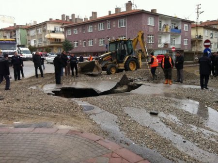 Seyir halindeki otomobil, patlayan su şebekesinin açtığı çukura düştü