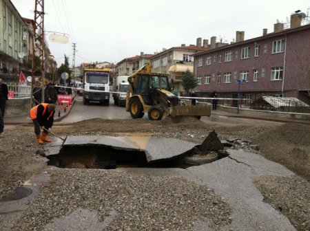 Seyir halindeki otomobil, patlayan su şebekesinin açtığı çukura düştü