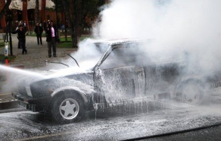 Seyir halindeki otomobil alev aldı, 2 kişi yanmaktan son anda kurtuldu