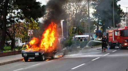 Seyir halindeki otomobil alev aldı, 2 kişi yanmaktan son anda kurtuldu