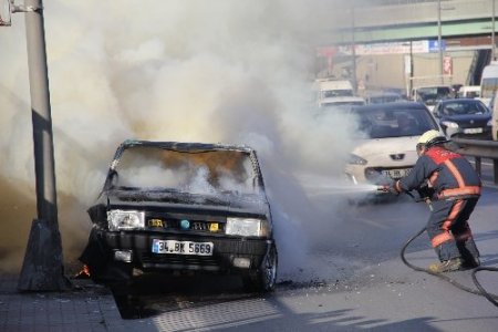 Seyir halindeki otomobil alev alev yandı