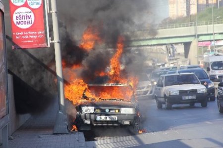 Seyir halindeki otomobil alev alev yandı
