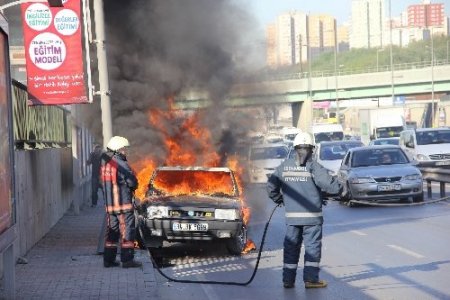 Seyir halindeki otomobil alev alev yandı