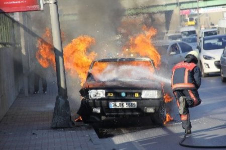 Seyir halindeki otomobil alev alev yandı