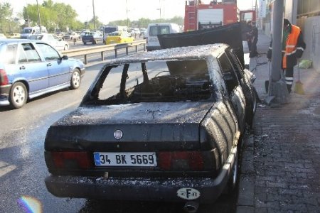 Seyir halindeki otomobil alev alev yandı