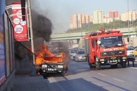 Seyir halindeki otomobil alev alev yandı