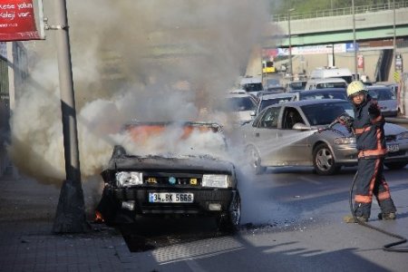 Seyir halindeki otomobil alev alev yandı
