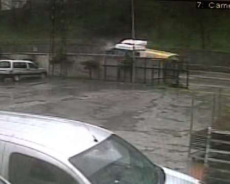 Seyir halindeki otomobilin üzerine kamyon devrildi