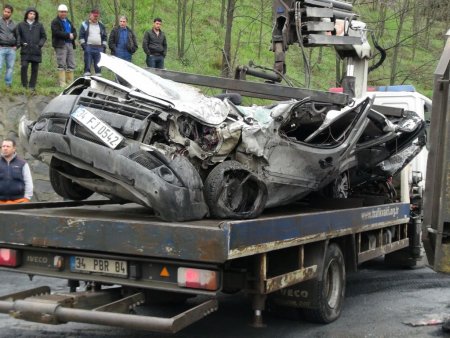 Seyir halindeki otomobilin üzerine kamyon devrildi