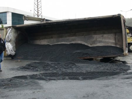 Seyir halindeki otomobilin üzerine kamyon devrildi