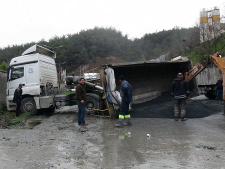 Seyir halindeki otomobilin üzerine kamyon devrildi