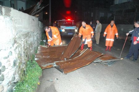 Seyir Halindeki Otomobilin Üzerine Odunluk Çatısı Düştü
