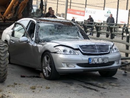 Seyir Halindeki Otomobilin Üzerine Vinç Düştü