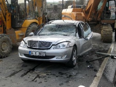 Seyir Halindeki Otomobilin Üzerine Vinç Düştü