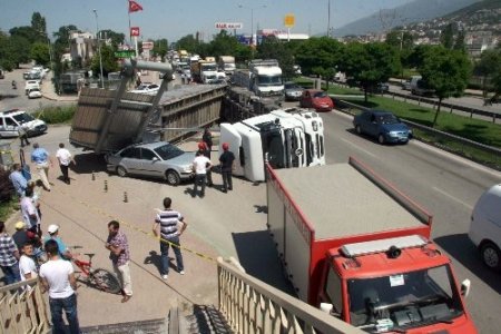 Seyir halindeki TIR’ın damperi açıldı, 5 kişi ölümden döndü