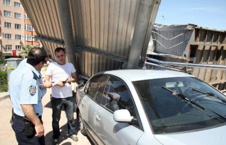 Seyir halindeki TIR’ın damperi açıldı, 5 kişi ölümden döndü