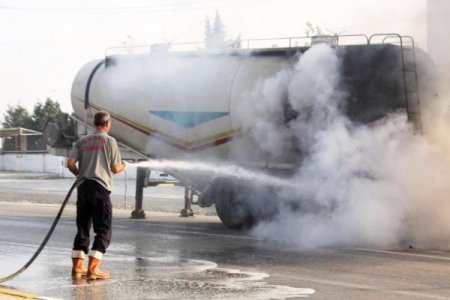 Seyir Halindeyken Alev Alan Tır’ın Dorsesi Güçlükle Söndürüldü