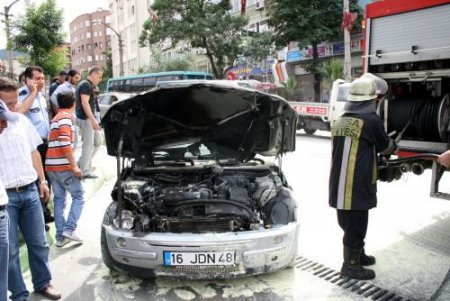 Seyir Halindeyken Petrol İstasyonu Yanında Alev Alan Araç Korkuttu