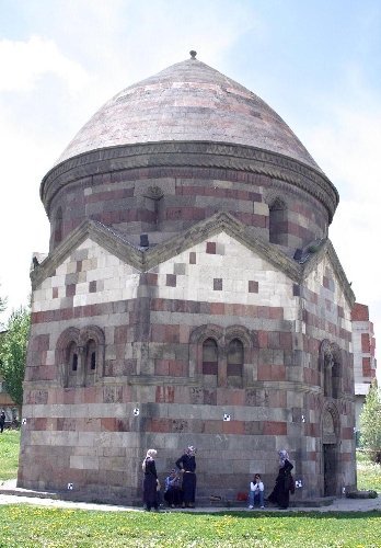Seyyah gençler Erzurum’da tarihi mekanları gezdi