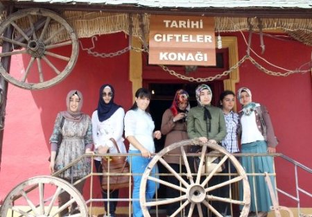 Seyyah gençler Erzurum’da tarihi mekanları gezdi