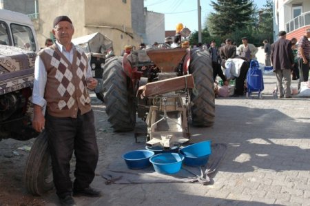 Seyyar bulgur çekme makinesi ile yirmi yıldır hizmet veriyor