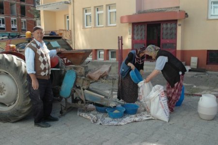 Seyyar bulgur çekme makinesi ile yirmi yıldır hizmet veriyor