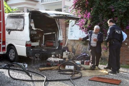 Seyyar Overlokcunun Minibüsü Seyir Halindeyken Yandı