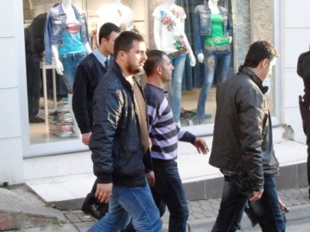 Seyyar satıcı İstanbul'un göbeğinde satırla dehşet saçtı