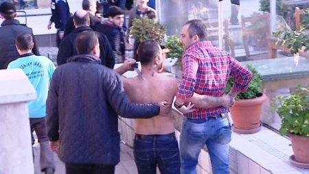 Seyyar satıcı İstanbul'un göbeğinde satırla dehşet saçtı