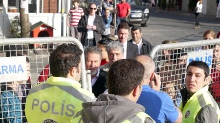 Seyyar satıcı polis barikatına takıldı (Özel)