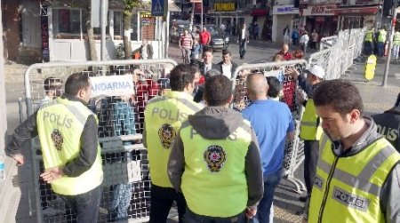 Seyyar satıcı polis barikatına takıldı (Özel)