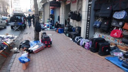 Seyyar satıcılar Tarihi Yarımada'da yürüyecek yer bırakmadı (Özel)