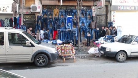 Seyyar satıcılar Tarihi Yarımada'da yürüyecek yer bırakmadı (Özel)