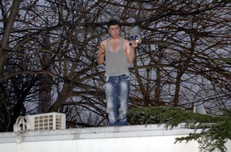 Seyyar Satıcılar Zabıta Kulübesini İşgal Etti