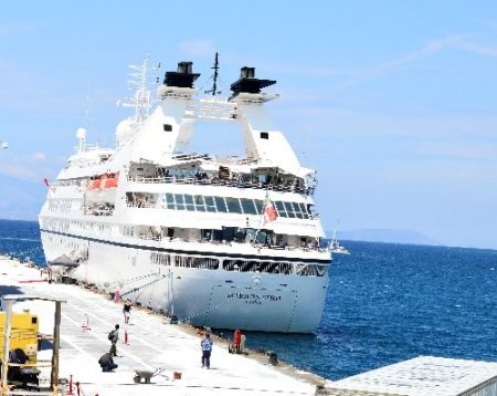 Sezonun ilk kruvaziyer gemisi Çeşme’ye yanaştı