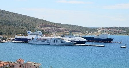 Sezonun ilk kruvaziyer gemisi Çeşme’ye yanaştı